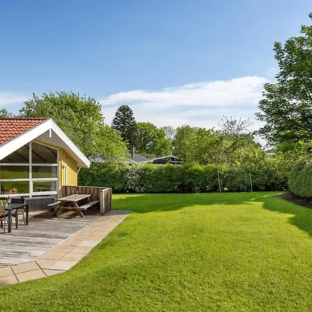 Hébergement de vacances 4 Bedroom Stunning In Augustenborg